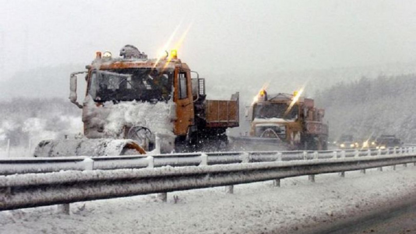 Хиляди без ток в Северозападна България заради снега, АПИ изкара 780 машини да чистят