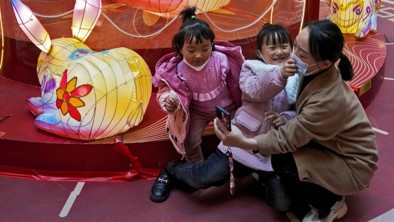 Младите китайци: Не искаме деца, твърде голям стрес са