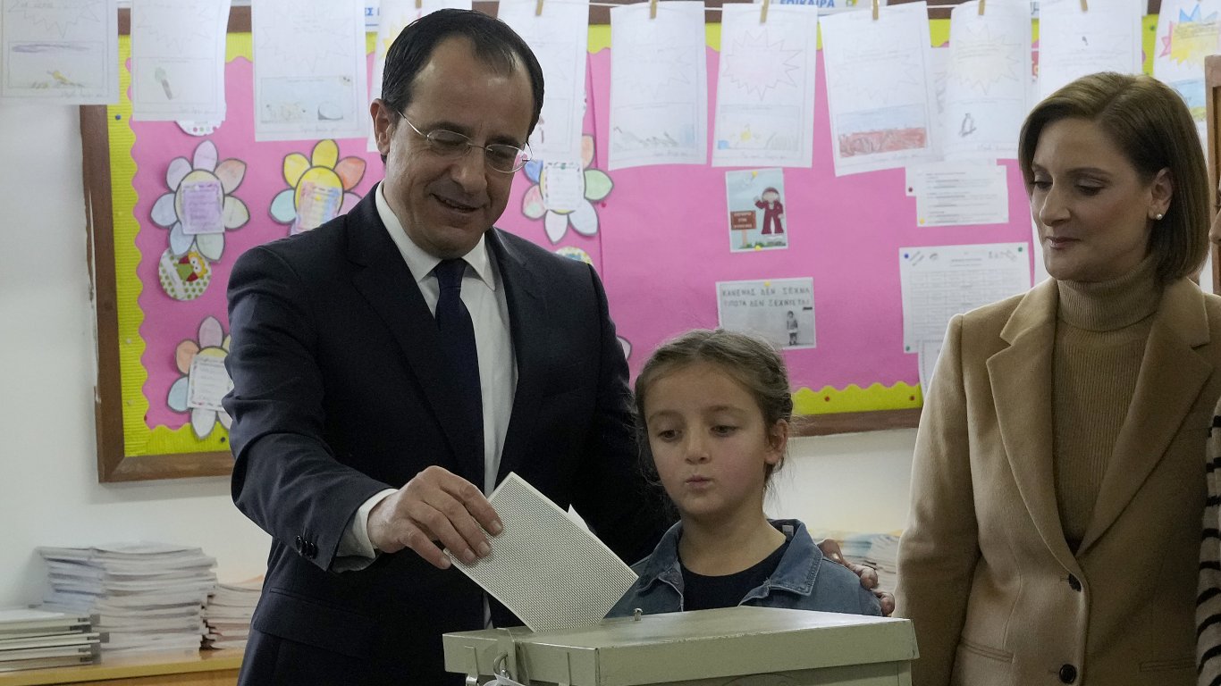 Независимият кандидат Никос Христодулидис печели първия тур на изборите за президент в Кипър