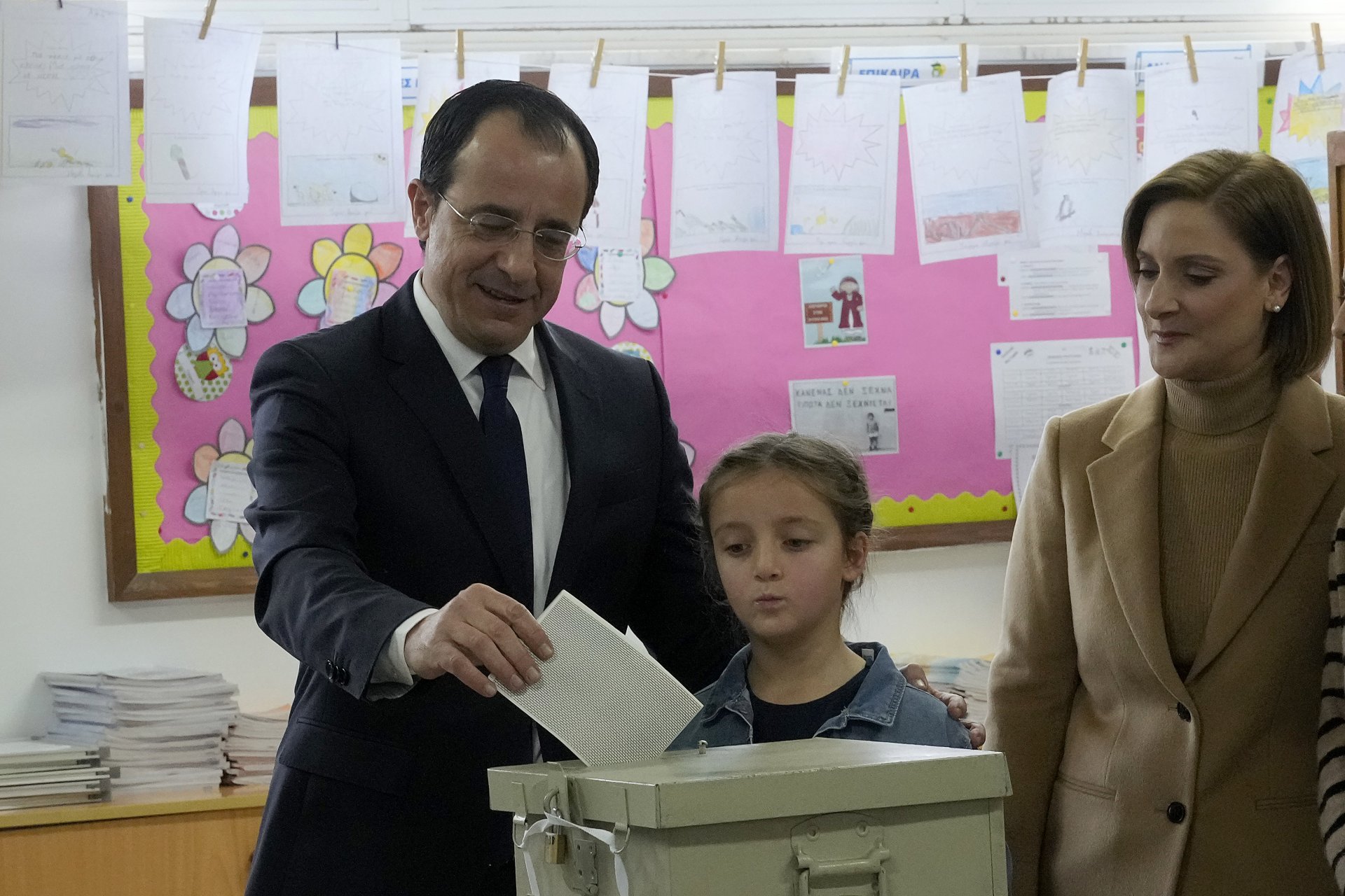 Независимият кандидат за президент нa Кипър Никос Христодулидис упражнява правото си на глас