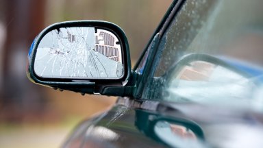 Десетки коли осъмнаха с изпочупени огледала в столичния квартал Редута