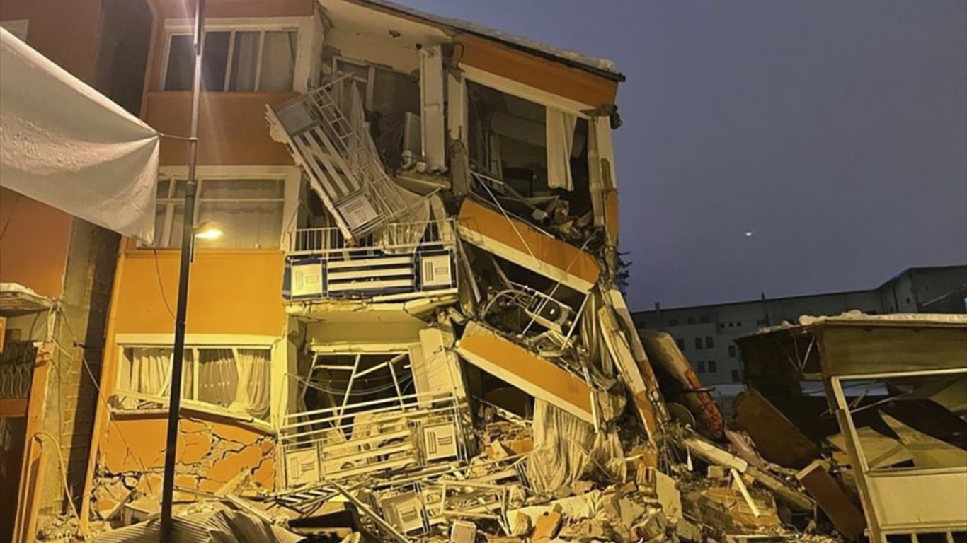 Над 22 години затвор грозят архитектите на рухнала сграда при земетресенията в Турция