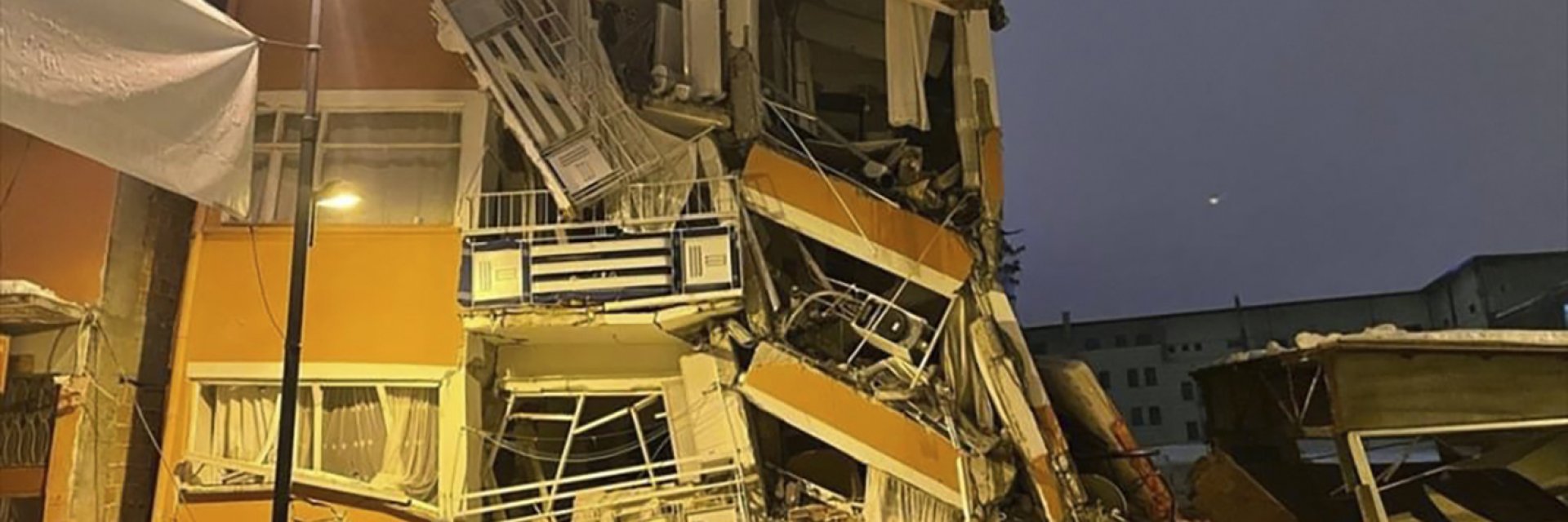 Сгради се срутват като пясъчни фигури (видео)