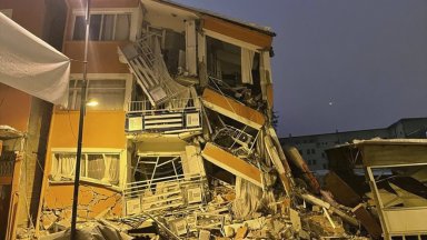 Сгради се срутват като пясъчни фигури след земетресението в Турция (видео)