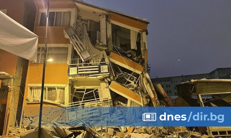 Над 1700 сгради са били разрушени от силното земетресение с