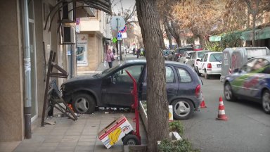 Шофьор без книжка се вряза в магазин в центъра на Бургас (видео)