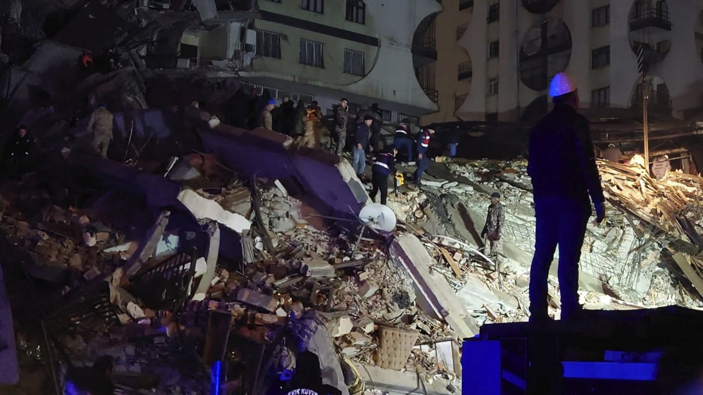 Близо 24 хил. жертви на земетресението, българските спасители откриха още един оцелял