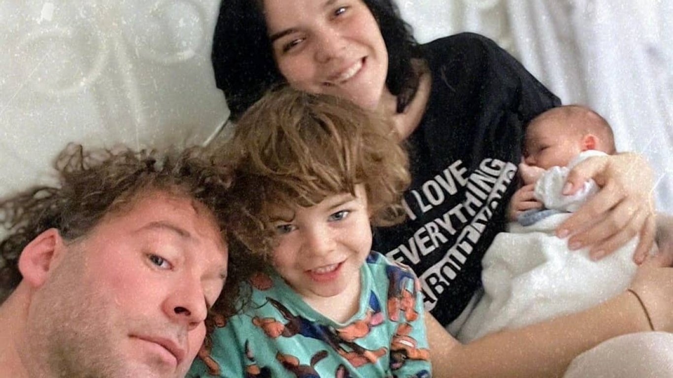 Сын Мона Готчева и его новорожденная сестра Леа впервые встретились (видео) 