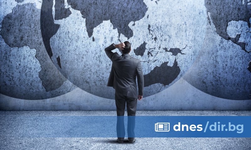 Джефри Д. Сакс е университетски професор, директор на Центъра за