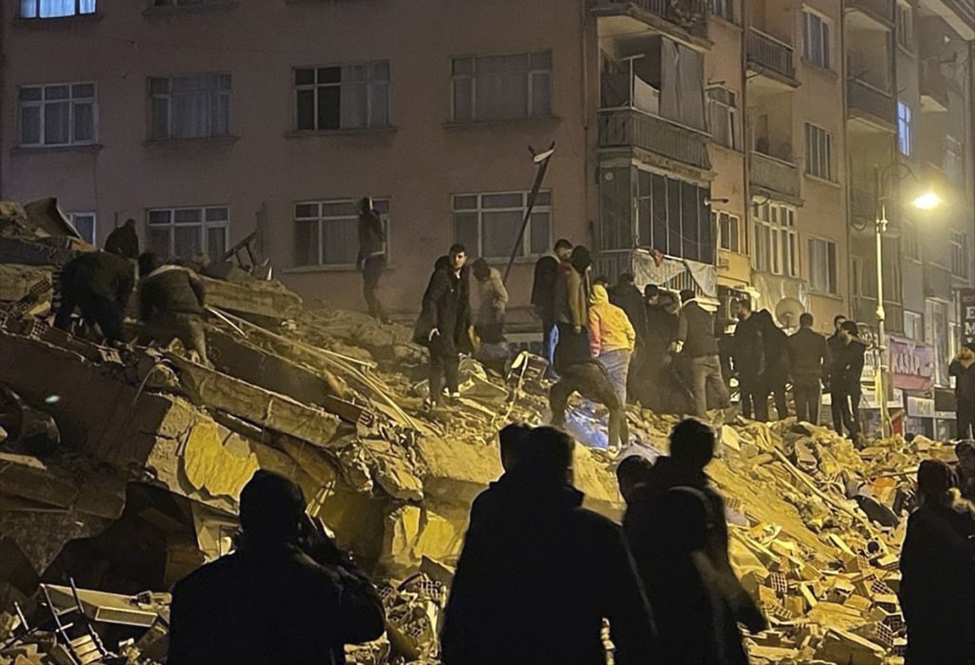 Рано сутринта на 6 февруари Централна Турция беше поразена от разрушителни земетресения