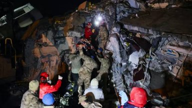 Продължават спасителните операции в разрушените от вчерашното силно земетресение райони