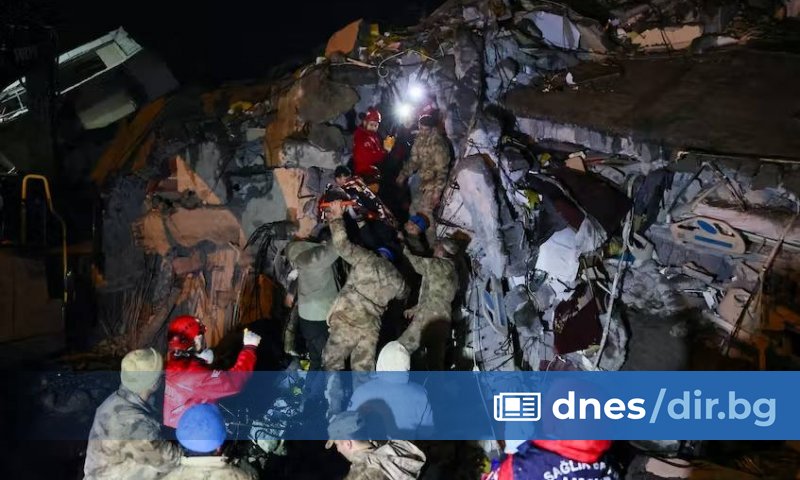 Продължават спасителните операции в разрушените от вчерашното силно земетресение райони