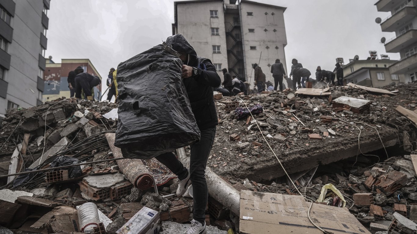 След 7,8 по Рихтер в Турция: Най-смъртоносните земетресения в света от 2000 г. насам