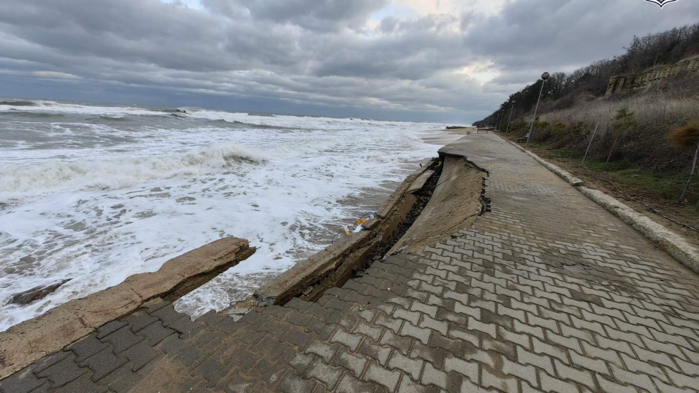 Бурното море отнесе част от крайбрежната алея в Обзор 