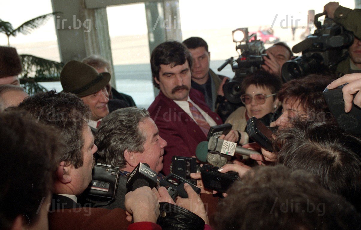 Рем Вяхирев, заобиколен от журналисти 