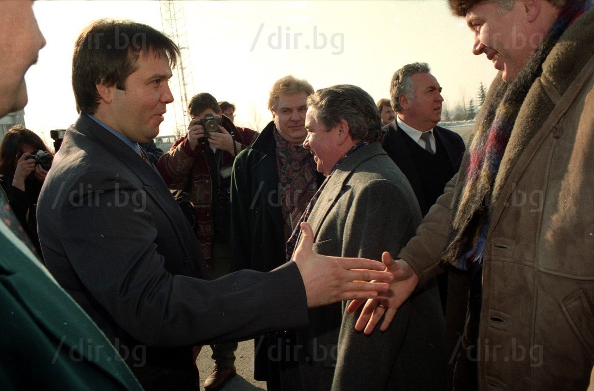 Илия Павлов се ръкува с руски представуителни лица от делегацията на Вяхирев