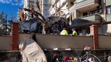 Освен спасителите които потеглиха със самолета Спартан за Турция както