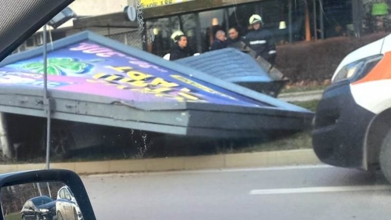 Билборд премаза кола, забила се в него във Варна (снимки)