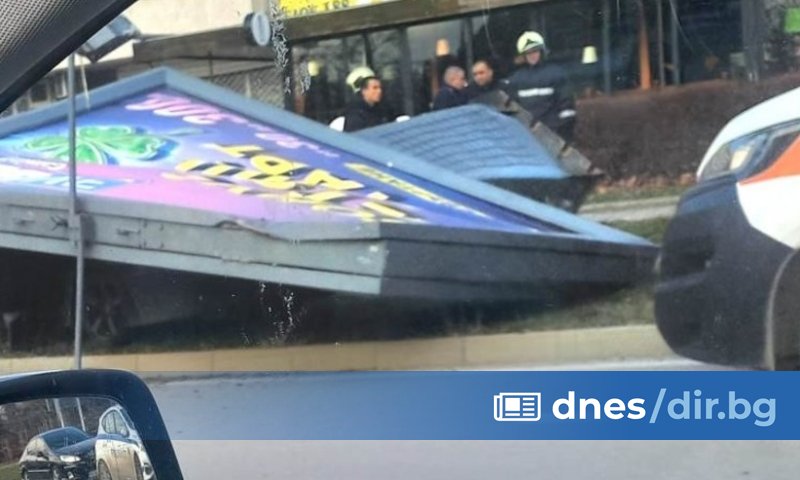 BMW се заби в билборд на оживен булевард във Варна,