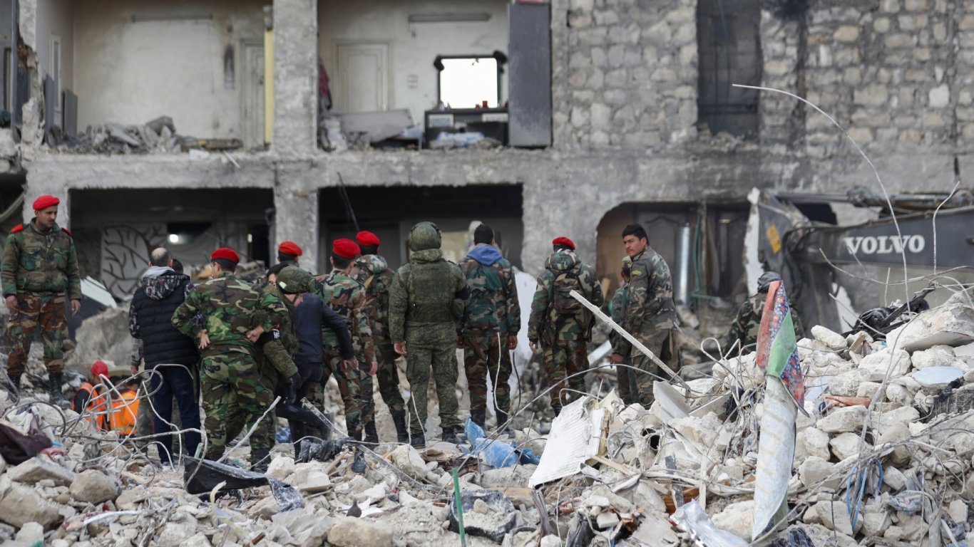 Сирийски и руски войници оглеждат разрушенията в Алепо