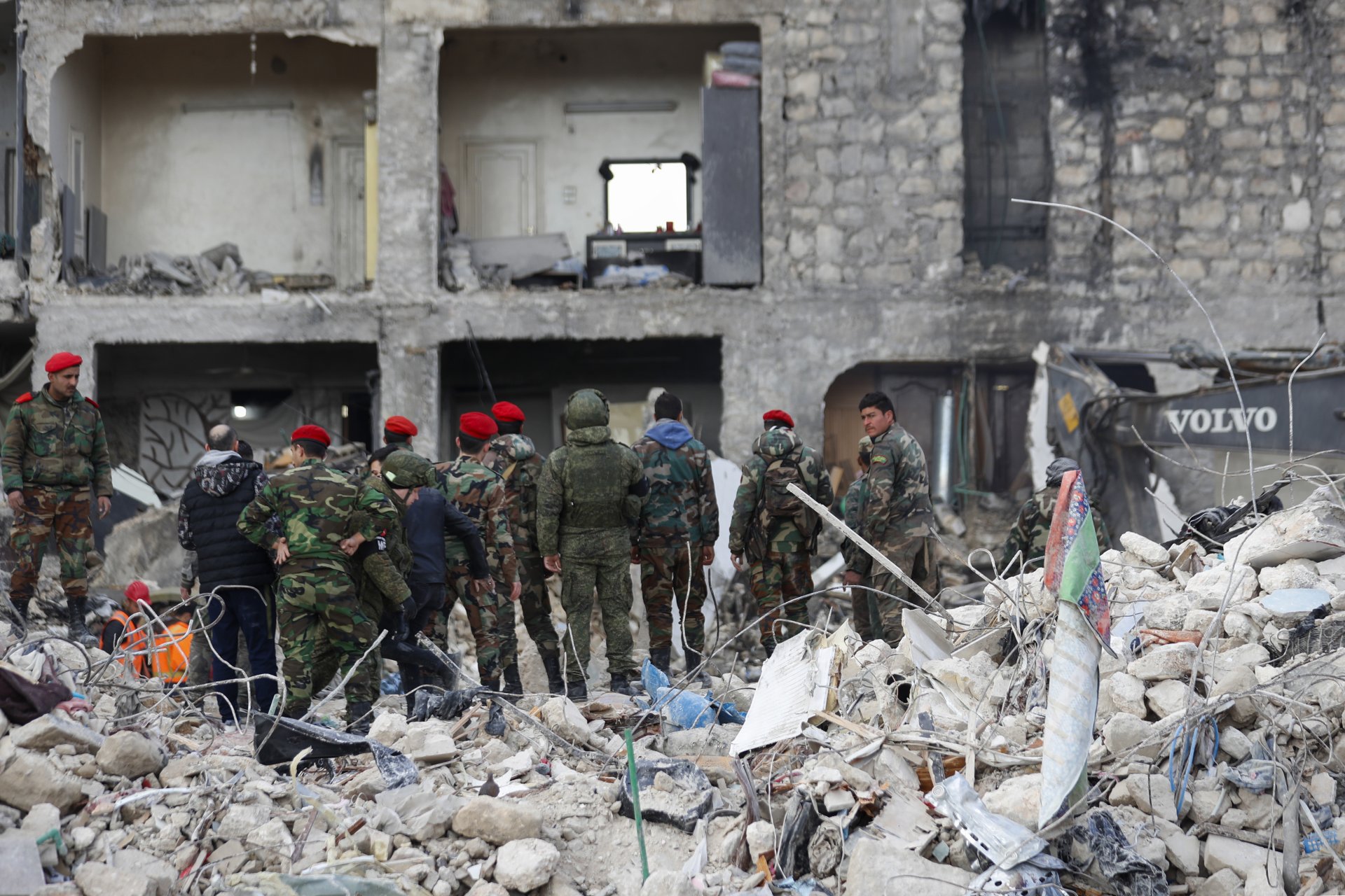 Сирийски и руски войници оглеждат разрушенията в Алепо
