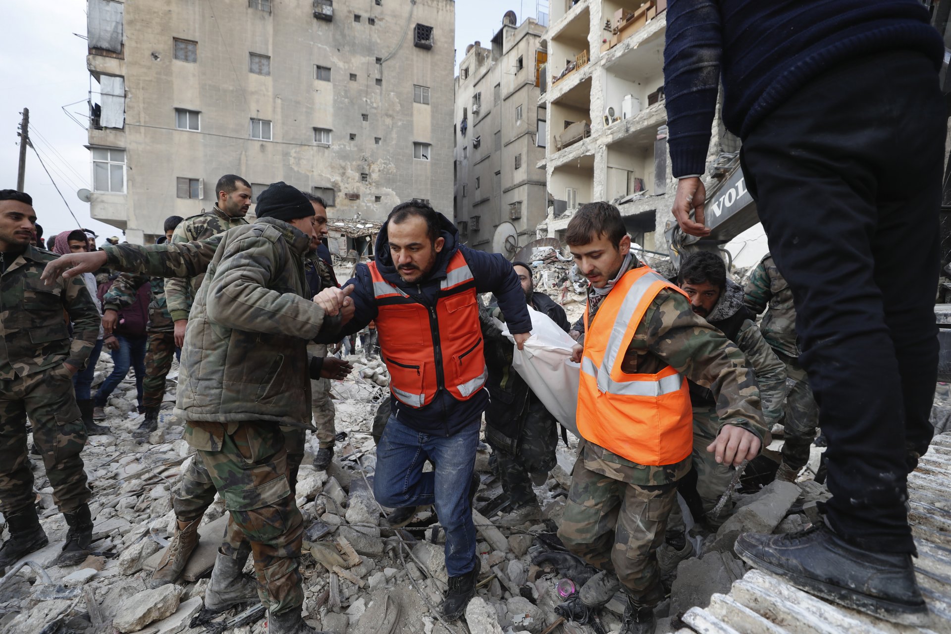 Спасители вадят оцелели от руините в Алепо