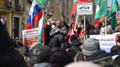 Протест пред сградата на ЕК в София срещу спирането на няколко руски телевизии у нас (видео)