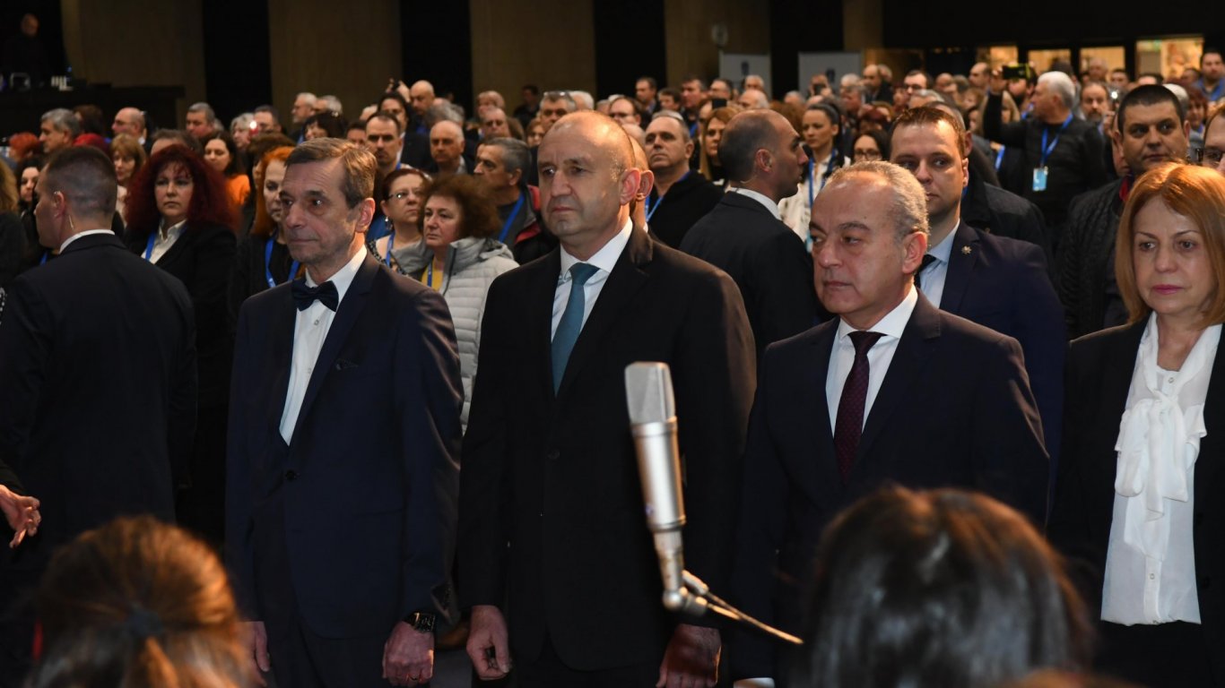 Президентът Румен Радев и служебният премиер Гълъб Донев заедно със столичния кмет Йорданка Фаендъкова уважиха конгреса на КТ "Подкрепа"
