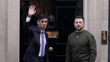 Украинският президент Володимир Зеленски пристигна в Лондон където ще се