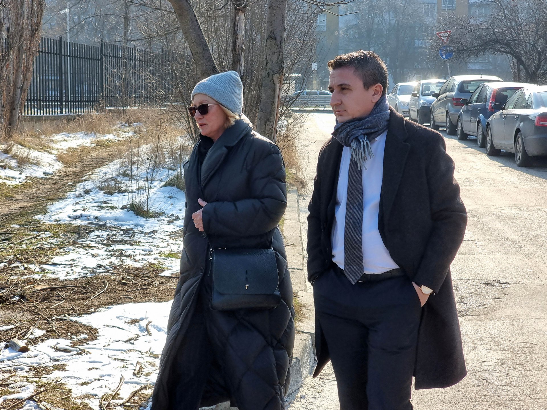 Бившият министър на енергетиката Александър Николов влиза в сградата на националното следствие (НСлС), заедно с адвоката си Ина Лулчева, откъдето излезе с обвинение