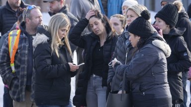 Две деца загинаха а шест бяха ранени при врязване на