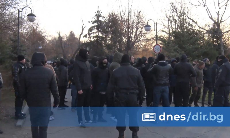 Пред сградата на местния парламент в Пловдив е пълно с