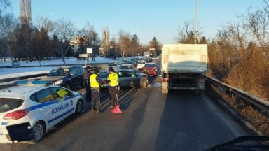 Двама души пострадаха при катастрофа станала малко преди 7 00 ч