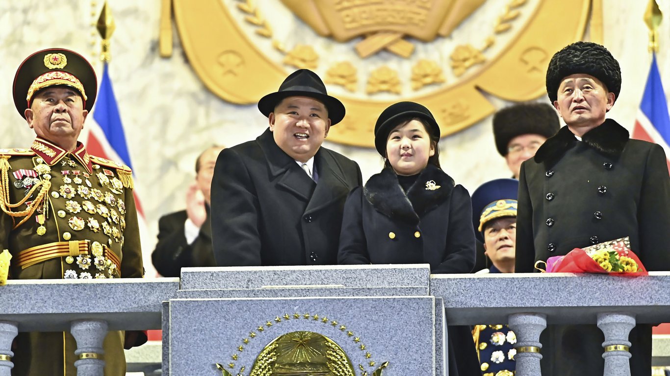 Ким Чен Ун с дъщеря си на голям парад в Пхенян за 75-годишнината на армията на КНДР (снимки)