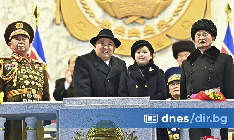 Севернокорейският лидер Ким Чен Ун участва в голям военен парад