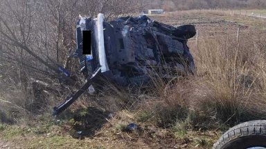 Петима души сред които две деца са ранени при челен