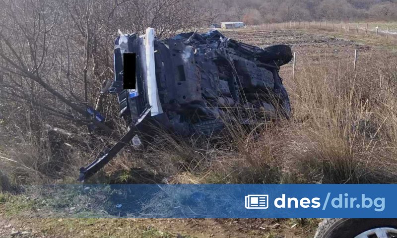 Петима души, сред които две деца, са ранени при челен