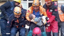 Чудеса до 82-ия час: Спасиха 2-годишния Мерт и майка с две деца изпод руините (видео)