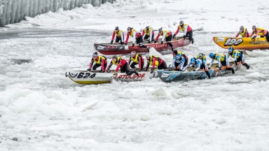 С кану по лед при -20 градуса в Канада – най-щурият зимен карнавал (видео)