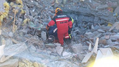 Български пожарникари спасиха 4-годишно дете и възрастен мъж под руините в Бесни