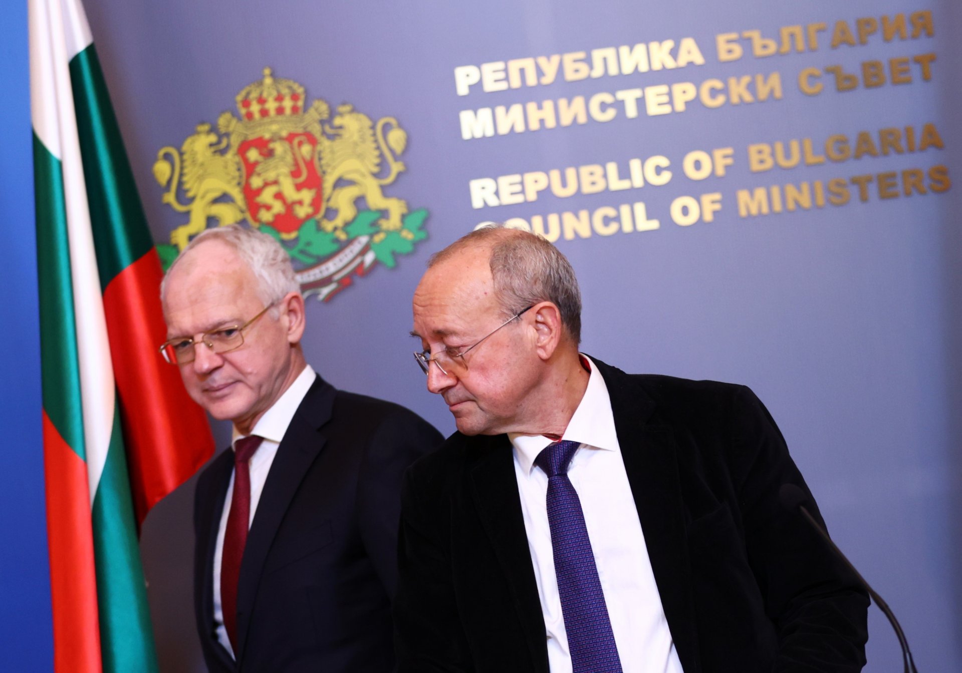 Васил Велев (вляво), председател на Управителния съвет на АИКБ, Цветан Симеонов, председател на БТПП след срещата с премиера и министри