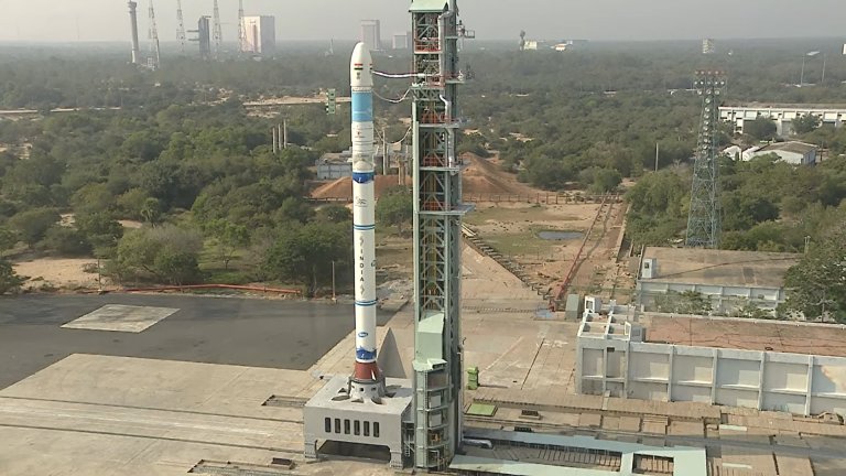 Индия успешно изведе в орбита три спътника с новата си ракета-носител