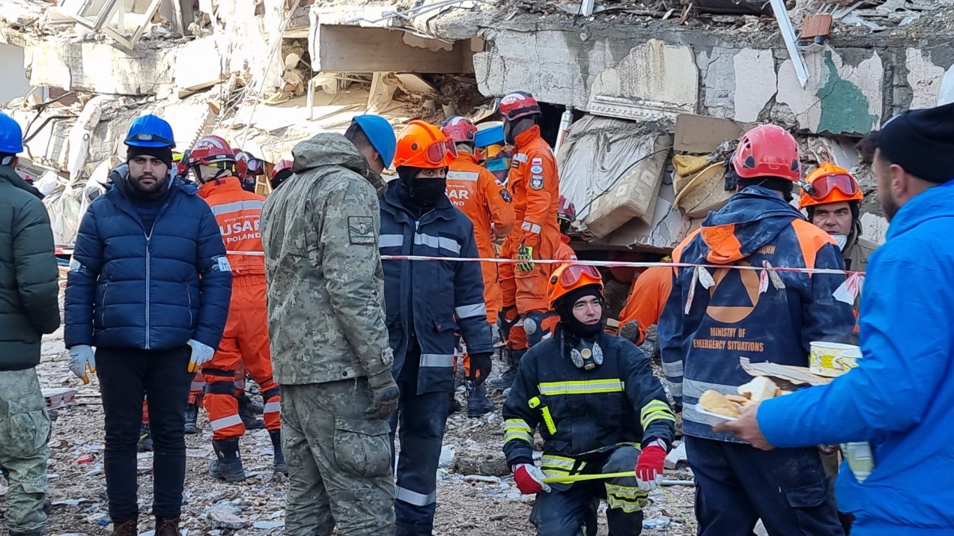 Български пожарникари спасяват жена, затрупана под отломките в град Бесни (видео на живо и снимки)