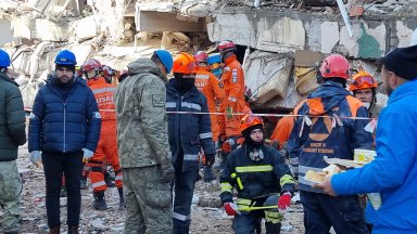 Български пожарникари участват в операция по спасяването на жива жена