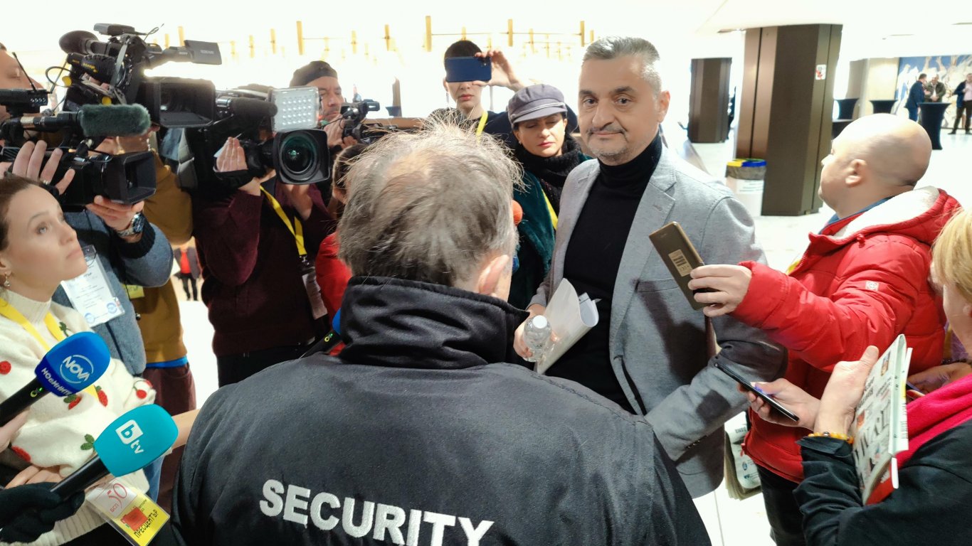 Конгресът на БСП започна с високо напрежение, охраната не пусна Кирил Добрев (снимки)