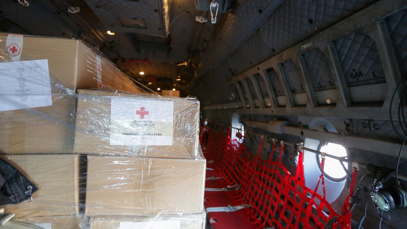 Самолетите с 4 тона одеяла и комплекти спално бельо от България кацнаха в Адана