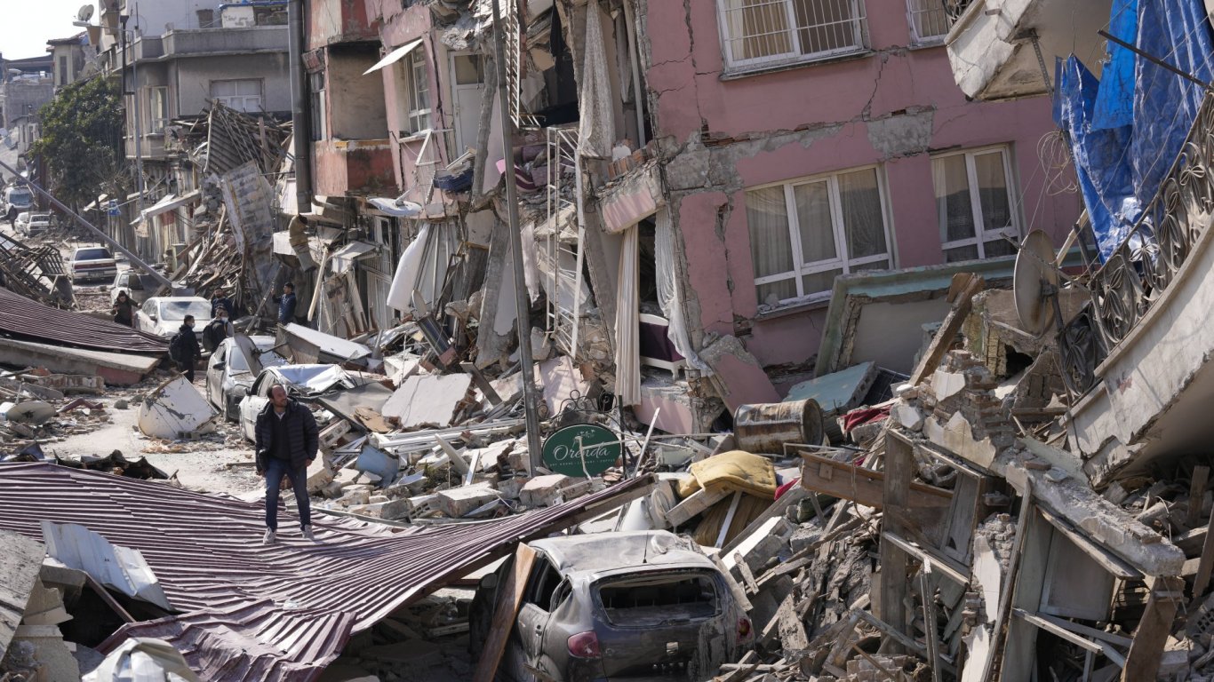 Сграда се срути върху спасители в Хатай, започнаха арести на строителни предприемачи в Турция