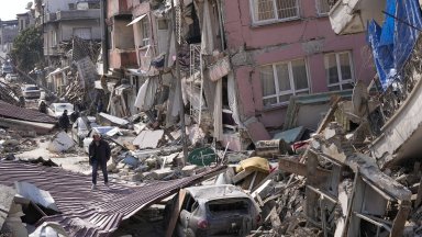 Сграда се срути върху спасителни екипи в турския град Хатай