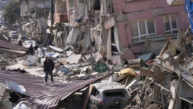 Сграда се срути върху спасителни екипи в турския град Хатай