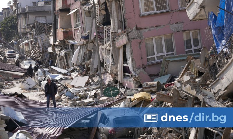 Сграда се срути върху спасителни екипи в турския град Хатай,